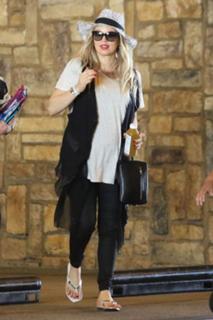 Fergie feet photo thumbnail
