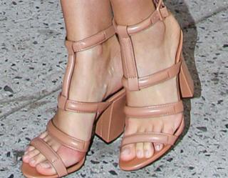 Miranda Kerr feet photo thumbnail