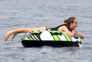 Cara Delevingne feet photo thumbnail