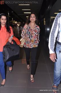 Madhuri Dixit feet photo thumbnail