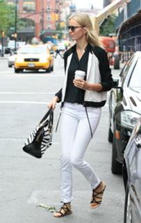 Karolina Kurkova feet photo thumbnail
