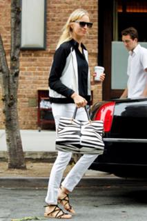 Karolina Kurkova feet photo thumbnail