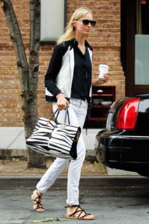 Karolina Kurkova feet photo thumbnail
