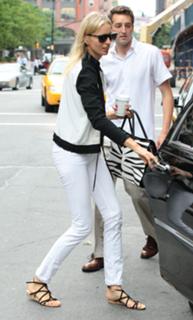 Karolina Kurkova feet photo thumbnail