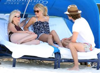 Julianne Hough feet photo thumbnail