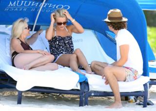Julianne Hough feet photo thumbnail