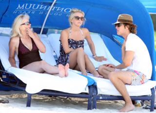 Julianne Hough feet photo thumbnail