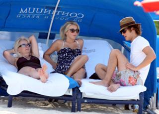 Julianne Hough feet photo thumbnail