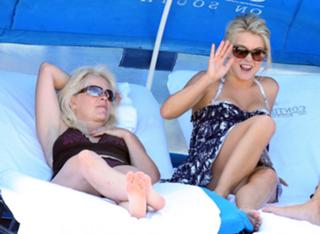 Julianne Hough feet photo thumbnail
