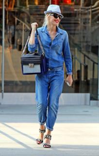 Gwen Stefani feet photo thumbnail