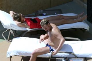 Elizabeth Hurley feet photo thumbnail