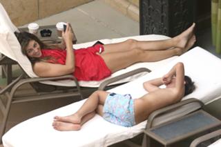 Elizabeth Hurley feet photo thumbnail