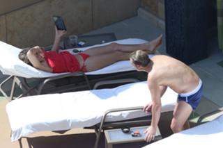 Elizabeth Hurley feet photo thumbnail