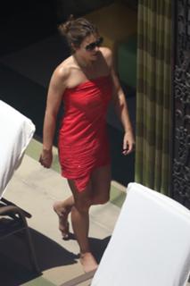 Elizabeth Hurley feet photo thumbnail