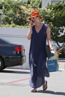 Kaley Cuoco feet photo thumbnail