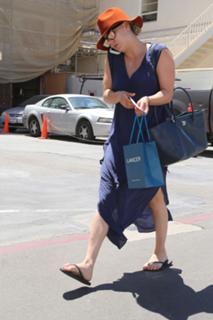 Kaley Cuoco feet photo thumbnail