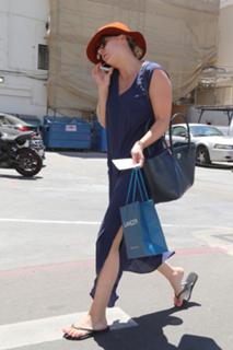 Kaley Cuoco feet photo thumbnail
