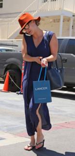 Kaley Cuoco feet photo thumbnail