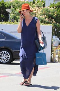Kaley Cuoco feet photo thumbnail