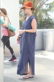 Kaley Cuoco feet photo thumbnail