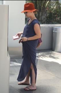Kaley Cuoco feet photo thumbnail