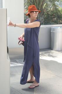 Kaley Cuoco feet photo thumbnail