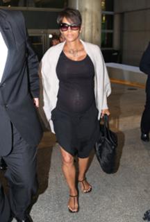 Halle Berry feet photo thumbnail
