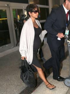 Halle Berry feet photo thumbnail