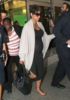 Halle Berry feet photo thumbnail