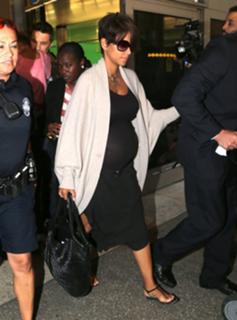 Halle Berry feet photo thumbnail