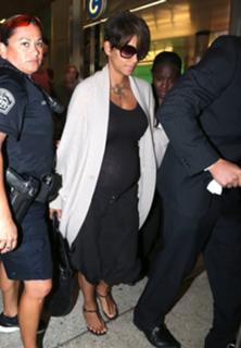 Halle Berry feet photo thumbnail
