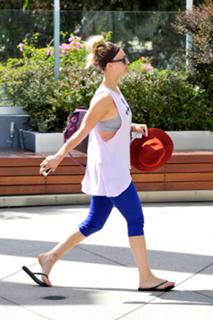 Kaley Cuoco feet photo thumbnail