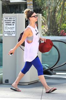 Kaley Cuoco feet photo thumbnail