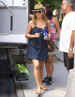Jennifer Aniston feet photo thumbnail