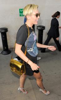 Miley Cyrus feet photo thumbnail