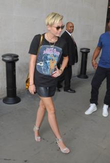 Miley Cyrus feet photo thumbnail