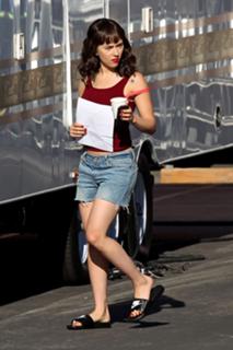 Scarlett Johansson feet photo thumbnail