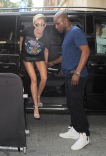 Miley Cyrus feet photo thumbnail