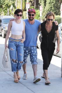 Rose McGowan feet photo thumbnail