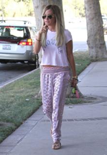 Ashley Tisdale feet photo thumbnail