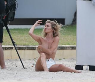 Rosie Huntington-Whiteley feet photo thumbnail