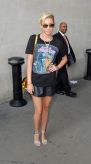 Miley Cyrus feet photo thumbnail