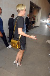 Miley Cyrus feet photo thumbnail