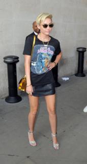 Miley Cyrus feet photo thumbnail
