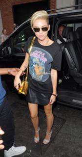 Miley Cyrus feet photo thumbnail