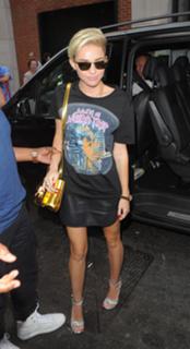 Miley Cyrus feet photo thumbnail