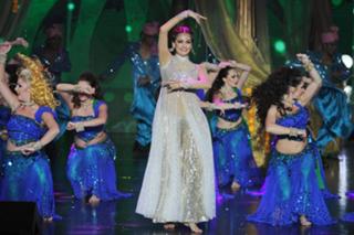 Dia Mirza feet photo thumbnail