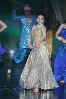 Dia Mirza feet photo thumbnail