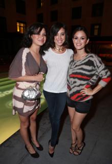 Rachel Bilson feet photo thumbnail