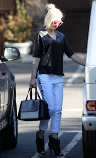 Gwen Stefani feet photo thumbnail